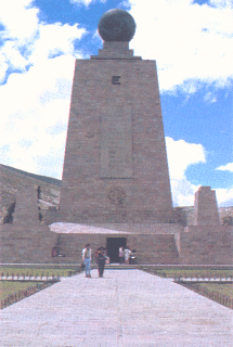 Monumento a la mitad del mundo se encuentra hubicado a 10 minutos de quito la capital del ecuador es un sitio de gran atractivo turístico por su imponencia